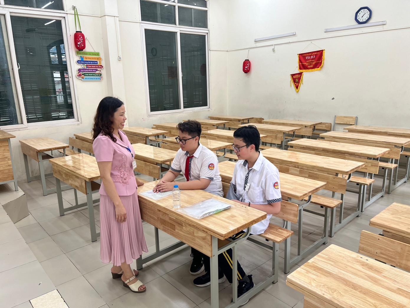 Thí sinh đặc biệt thứ hai bị gãy tay phải, được bố trí phòng thi riêng và có một học sinh lớp dưới vào phòng thi cùng để chép hộ bài thi. Thí sinh đặc biệt thứ hai bị gãy tay phải, được bố trí phòng thi riêng và có một học sinh lớp dưới vào phòng thi cùng để chép hộ bài thi.