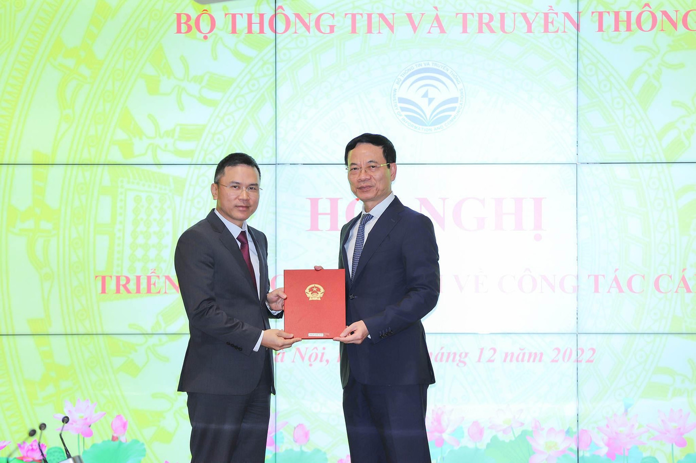 Ông Phạm Anh Tuấn nhận quyết định bổ nhiệm Cục trưởng Cục Thông tin đối ngoại.