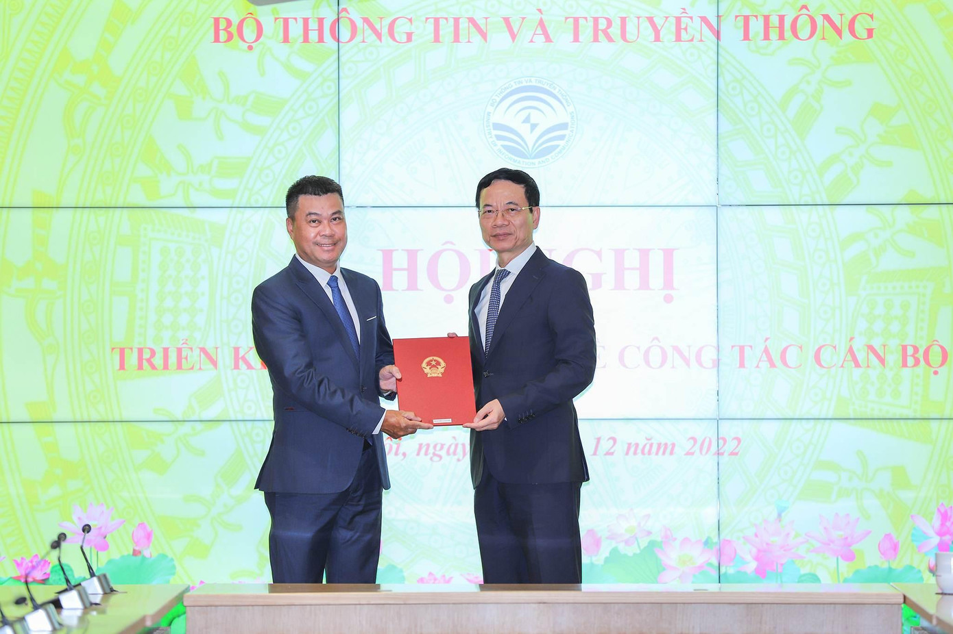 Ông Nguyễn Văn Bá nhận quyết định bổ nhiệm Tổng biên tập báo VietNamNet.