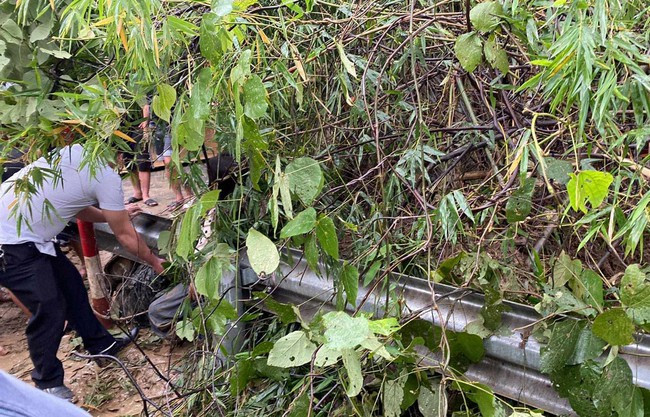 Nơi đất đá sạt lở, vùi lấp hai cô giáo.