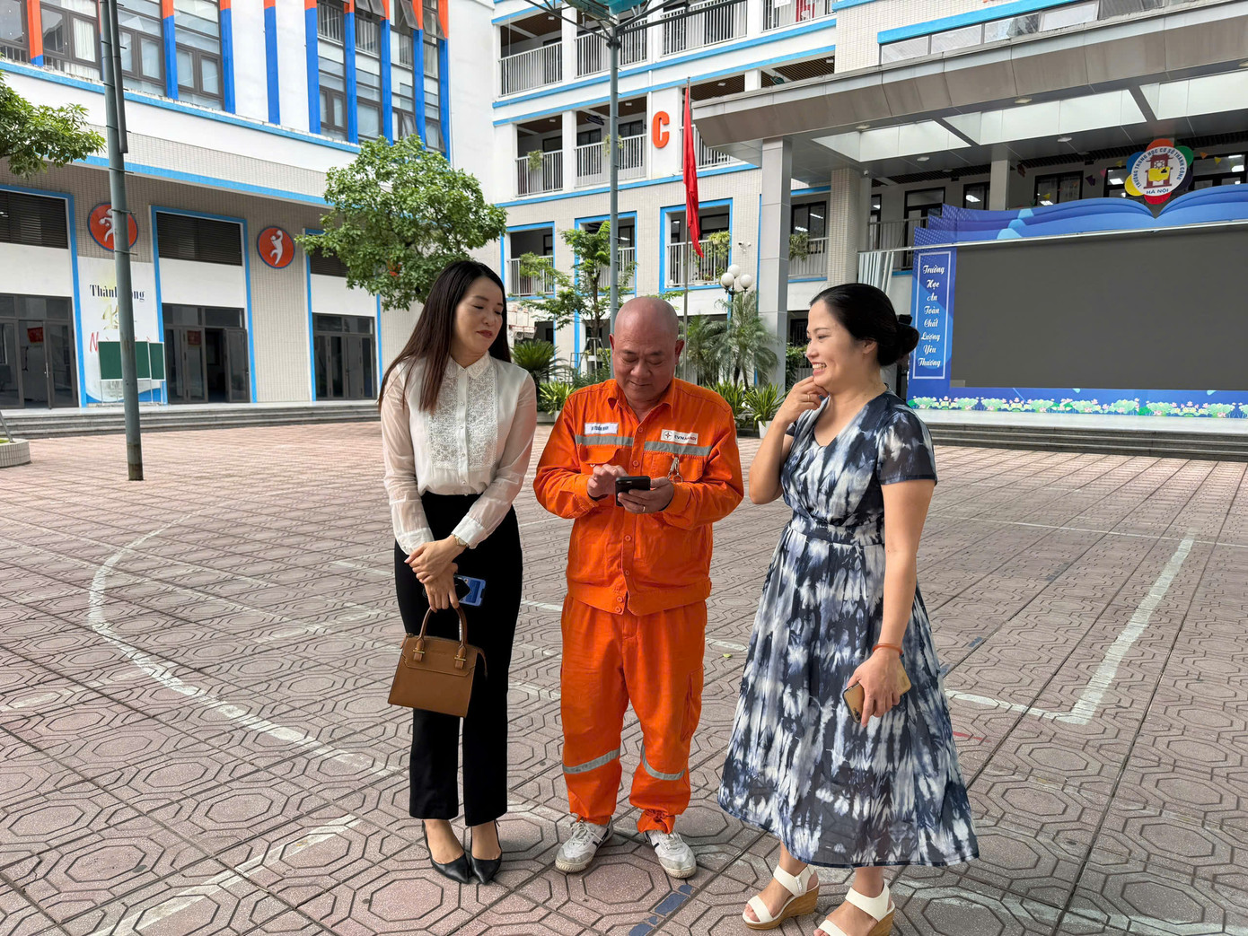 Điện nước, ánh sáng, quạt mát luôn được chú trọng để thí sinh làm bài thi tốt nhất. Trường hợp gặp sự cố mất điện, các điểm thi đều có máy phát điện dự phòng.