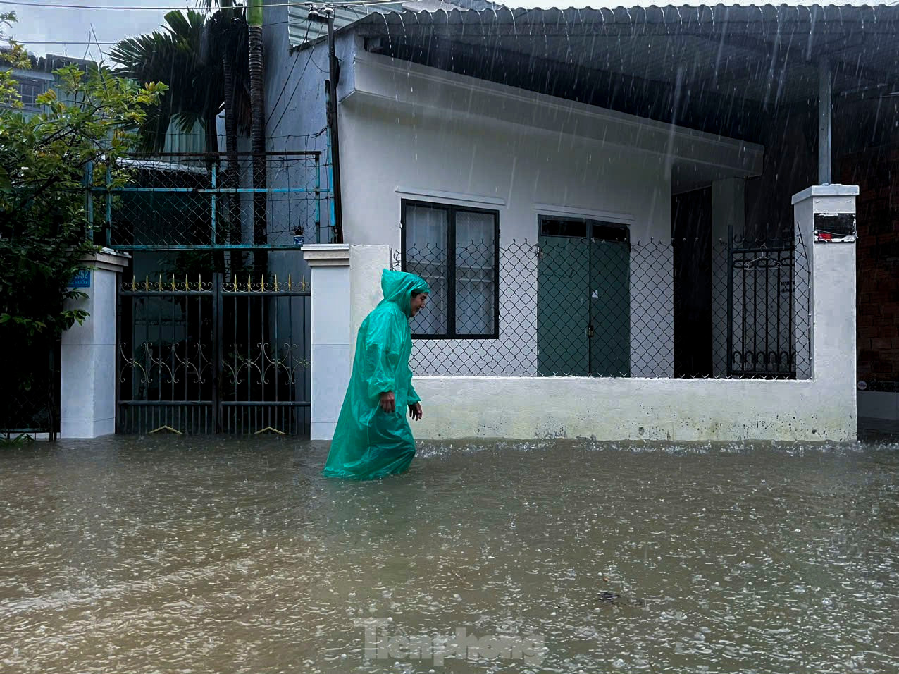 Mưa lớn gây ngập lụt diện rộng ở Đà Nẵng trong sáng nay. Ảnh: Duy Quốc