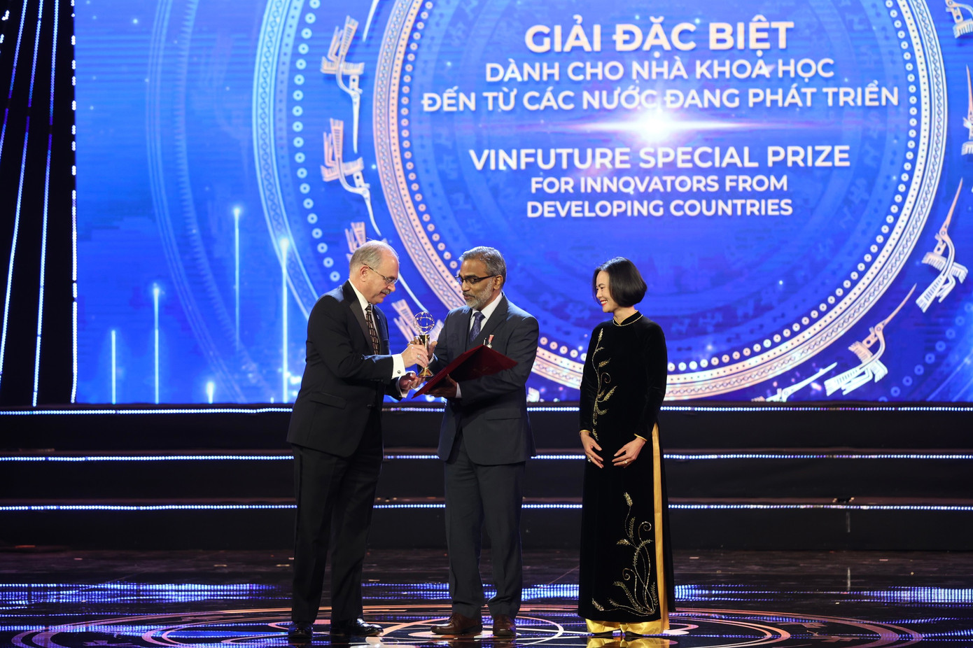GS Thalappil Pradeep nhận Giải thưởng đặc biệt dành cho nhà khoa học đến từ các nước đang phát triển trị giá 500.000 USD tại lễ trao giải VinFuture 2022.
