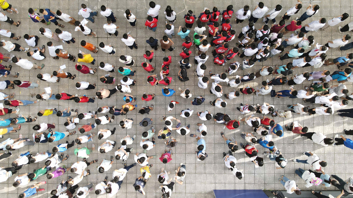 Sân trường Đại học Bách Khoa Hà Nội trước giờ thi.