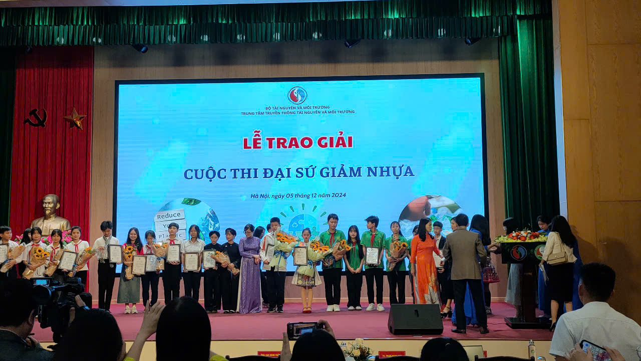 Đầu tháng 12 năm nay, Bộ Tài Nguyên và Môi trường tổ chức lễ trao giải cuộc thi Đại sứ giảm nhựa cho các dự án xuất sắc, trong đó Già Thị Lan đã giành giải Nhất. Đầu tháng 12 năm nay, Bộ Tài Nguyên và Môi trường tổ chức lễ trao giải cuộc thi Đại sứ giảm nhựa cho các dự án xuất sắc, trong đó Già Thị Lan đã giành giải Nhất.