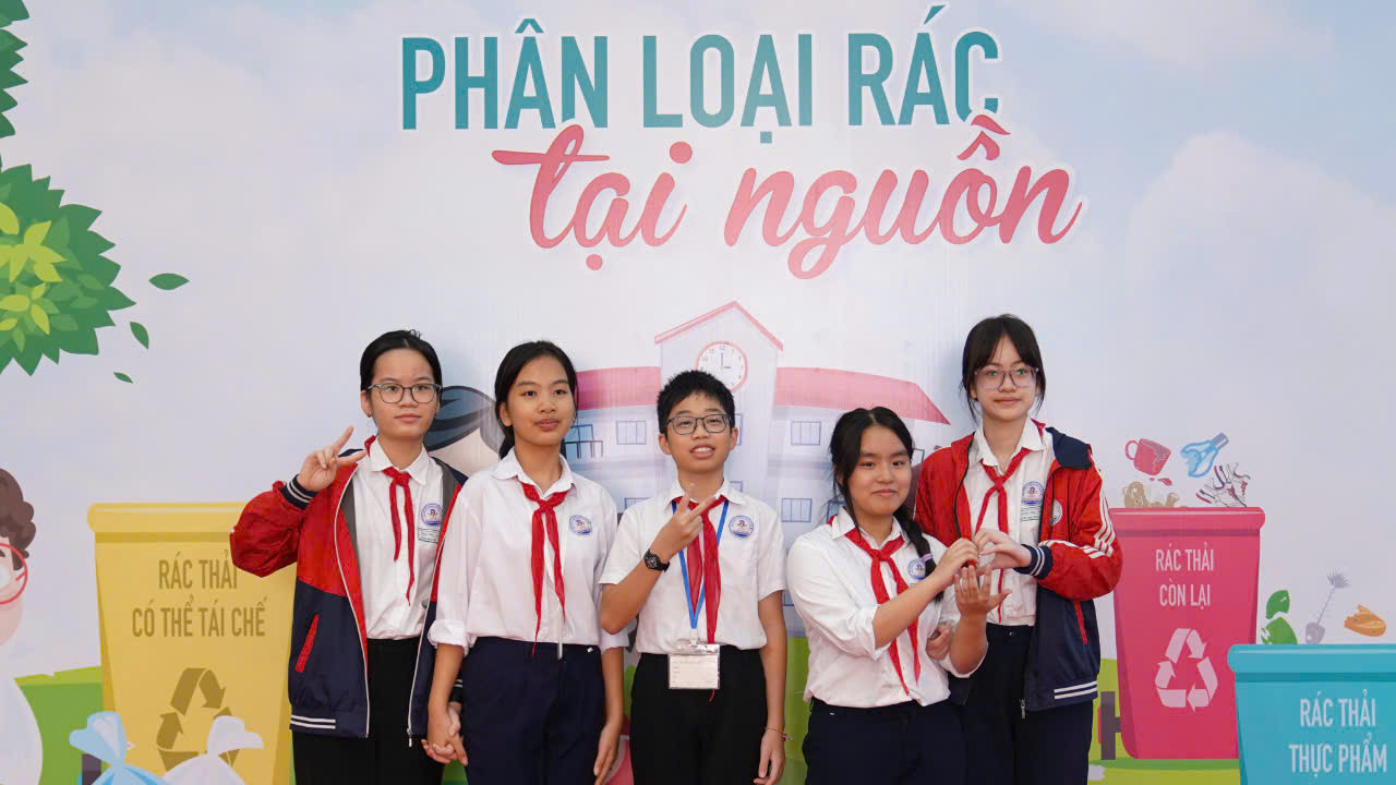 Học sinh các trường học ở huyện Thanh Trì hào hứng tại Hội thảo phân loại rác tại nguồn sáng 30/10. Học sinh các trường học ở huyện Thanh Trì hào hứng tại Hội thảo phân loại rác tại nguồn sáng 30/10.