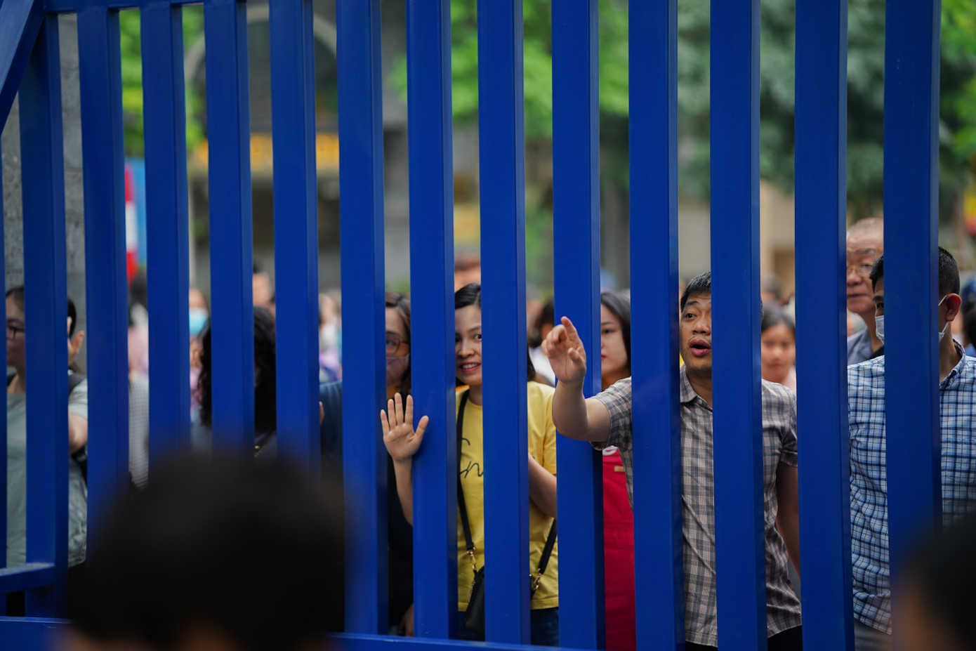 Ánh mắt của cha mẹ dõi theo từng bước chân của con. Đối với nhiều em, đây là kỳ thi cam go đầu đời, khi phải tranh tài với nhiều bạn khác để giành suất học ở ngôi trường mong muốn.