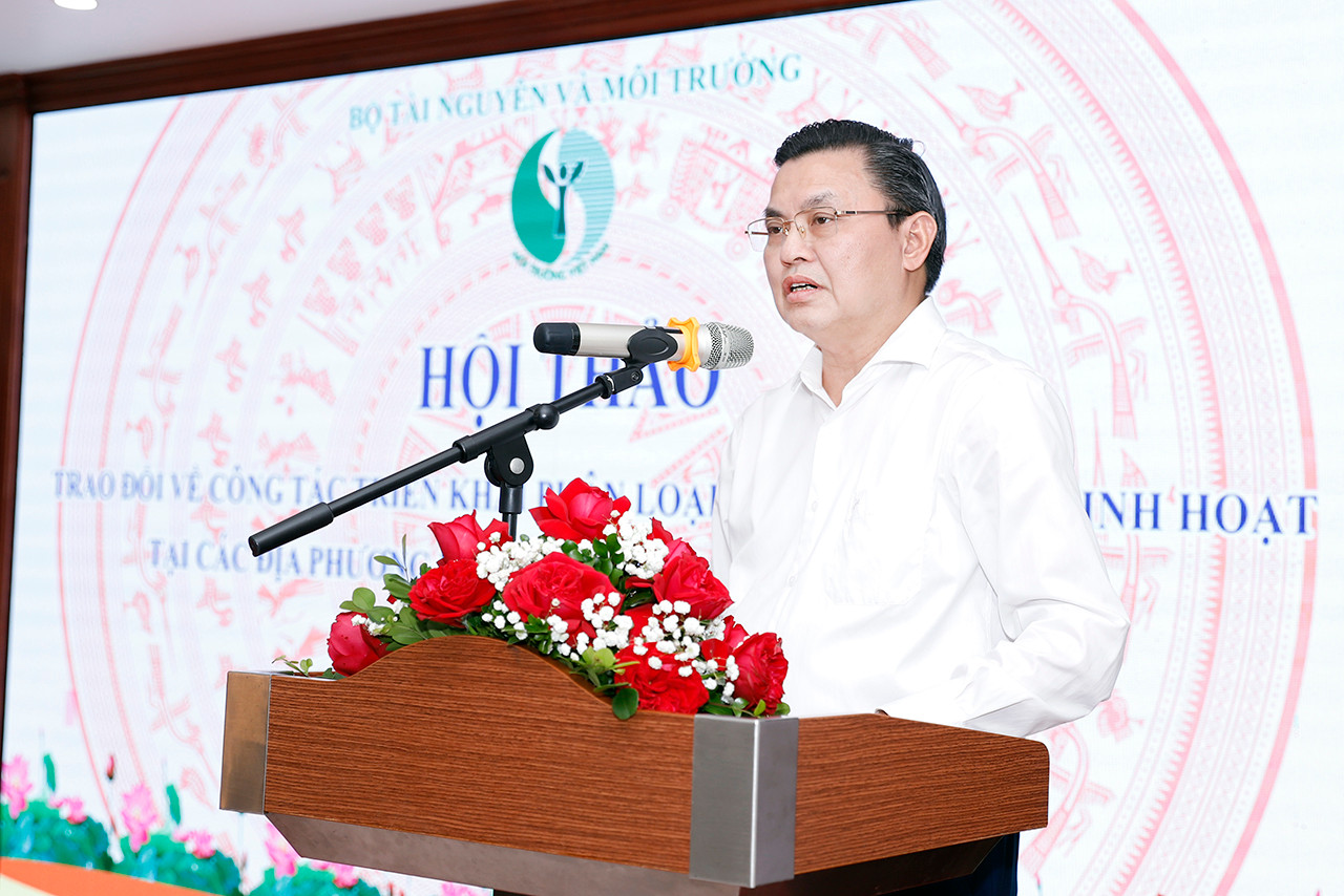 Ông Hoàng Văn Thức chia sẻ thông tin tại Hội thảo trao đổi về công tác triển khai phân loại chất thải rắn sinh hoạt tại các địa phương miền Bắc và miền Trung sáng 16/8.