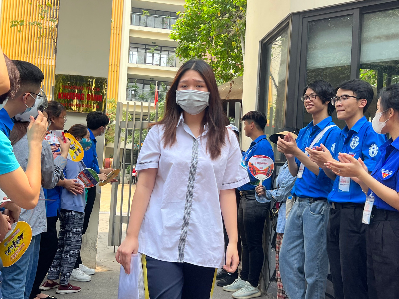 Thí sinh rời phòng thi sau khi hoàn thành môn Toán sáng nay. Thí sinh rời phòng thi sau khi hoàn thành môn Toán sáng nay.