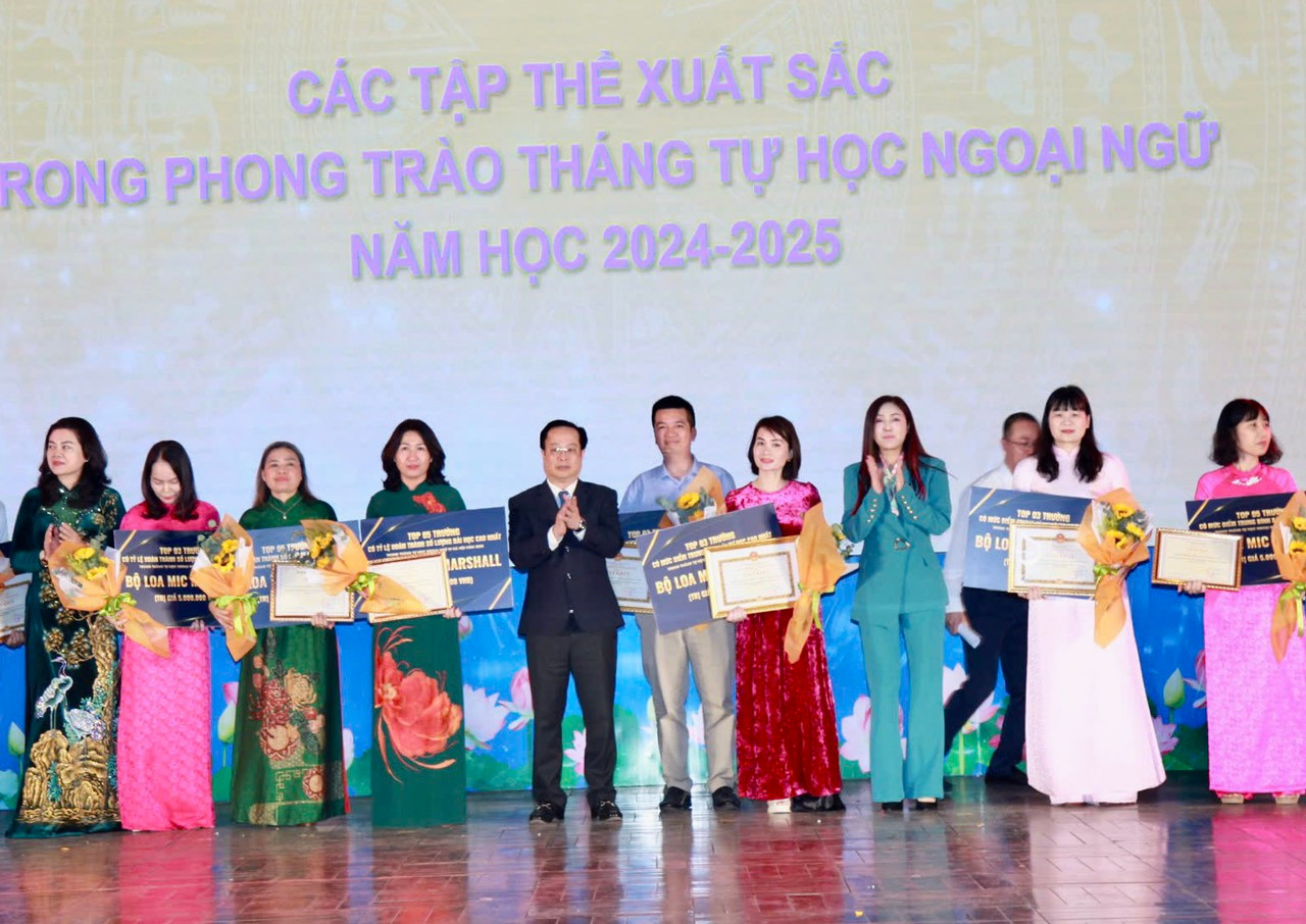 Sở GD&amp;ĐT Hà Nội khen thưởng các đơn vị triển khai hiệu quả phong trào tự học ngoại ngữ.