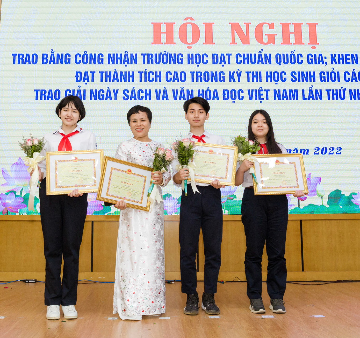 Được bố truyền tình yêu ham mê sách vở, cô Đức chăm chỉ học tập, phấn đấu trong nghiệp cầm phấn, đạt nhiều thành tích tốt. Được bố truyền tình yêu ham mê sách vở, cô Đức chăm chỉ học tập, phấn đấu trong nghiệp cầm phấn, đạt nhiều thành tích tốt.