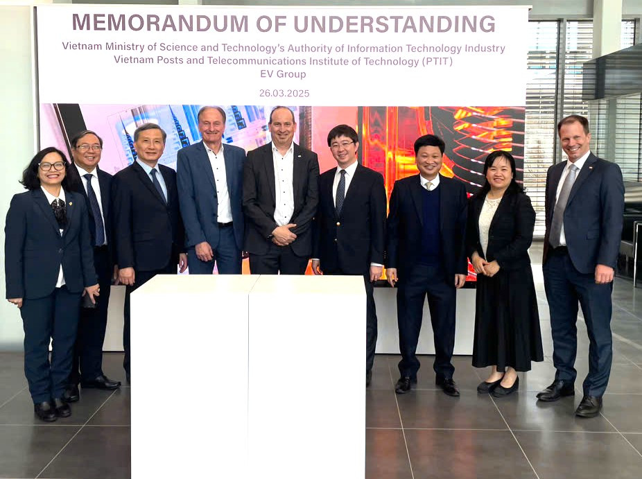 Đoàn công tác của Việt Nam chụp ảnh với Đại diện Tập đoàn EVGroup.