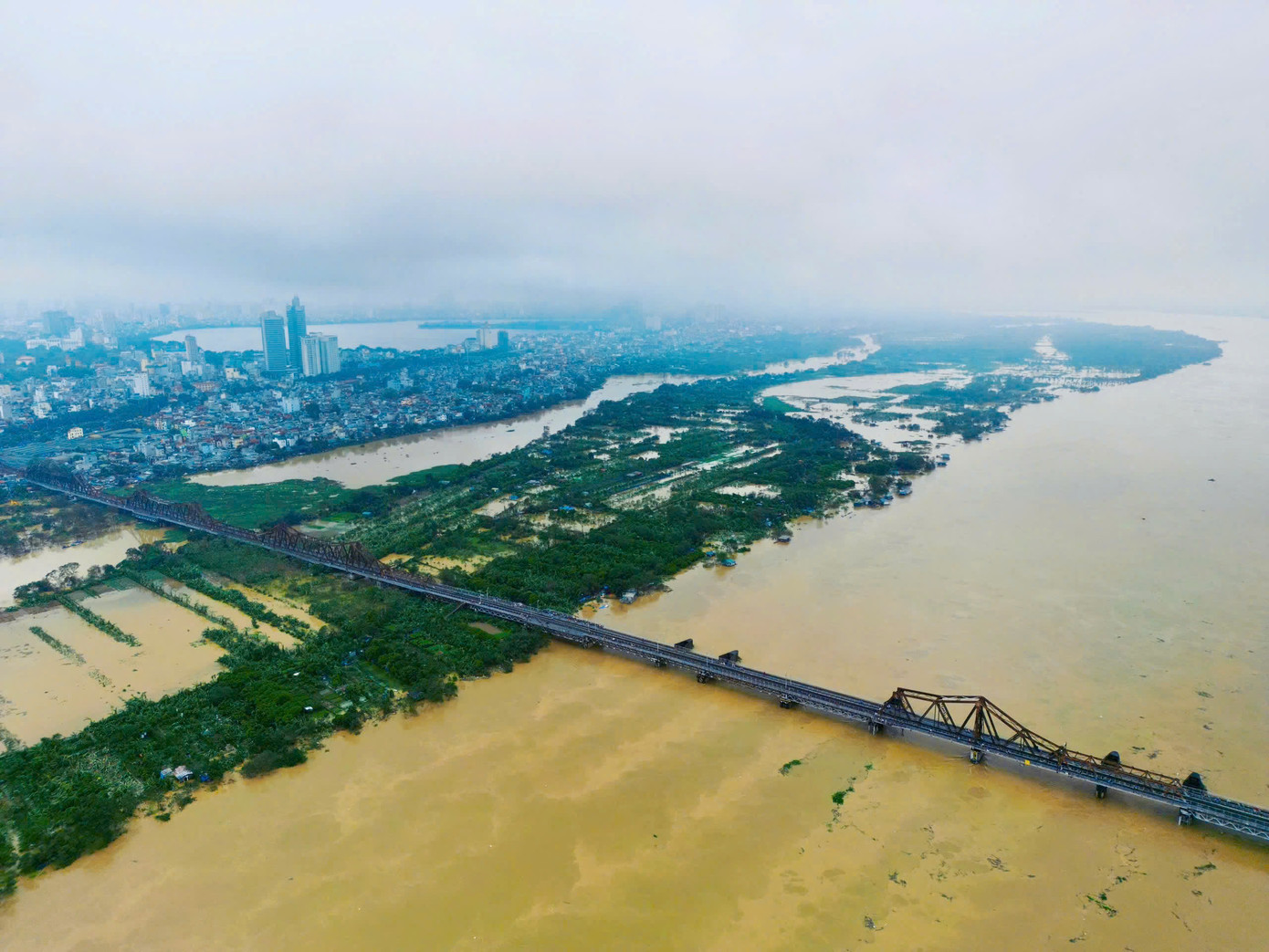 Lũ tiếp tục dâng nhanh ở hạ du trong hôm nay. Ảnh: Trọng Tài.