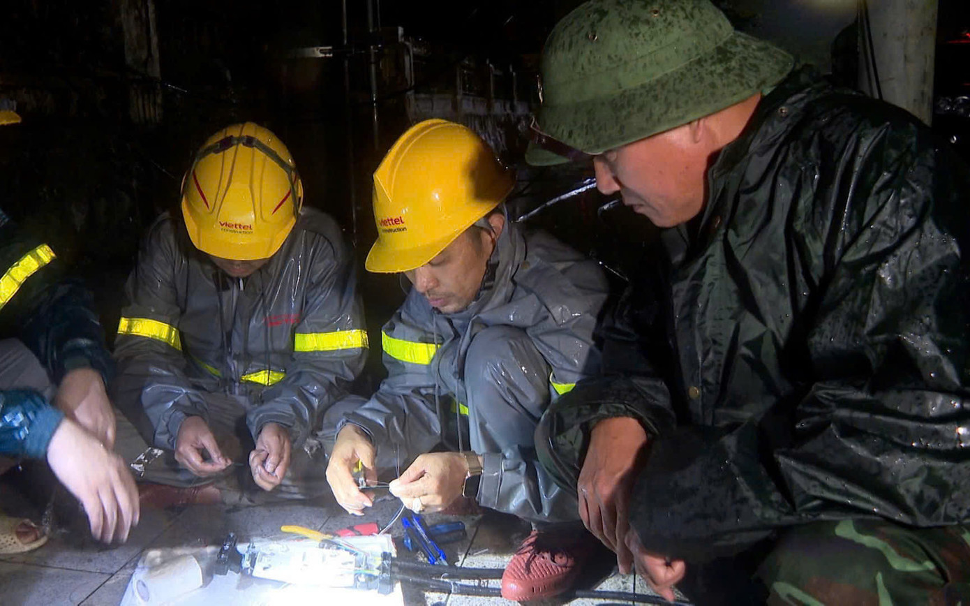Cán bộ Viettel xuyên đêm lắp trạm phát sóng tại Làng Nủ để cứu hộ, cứu nạn.