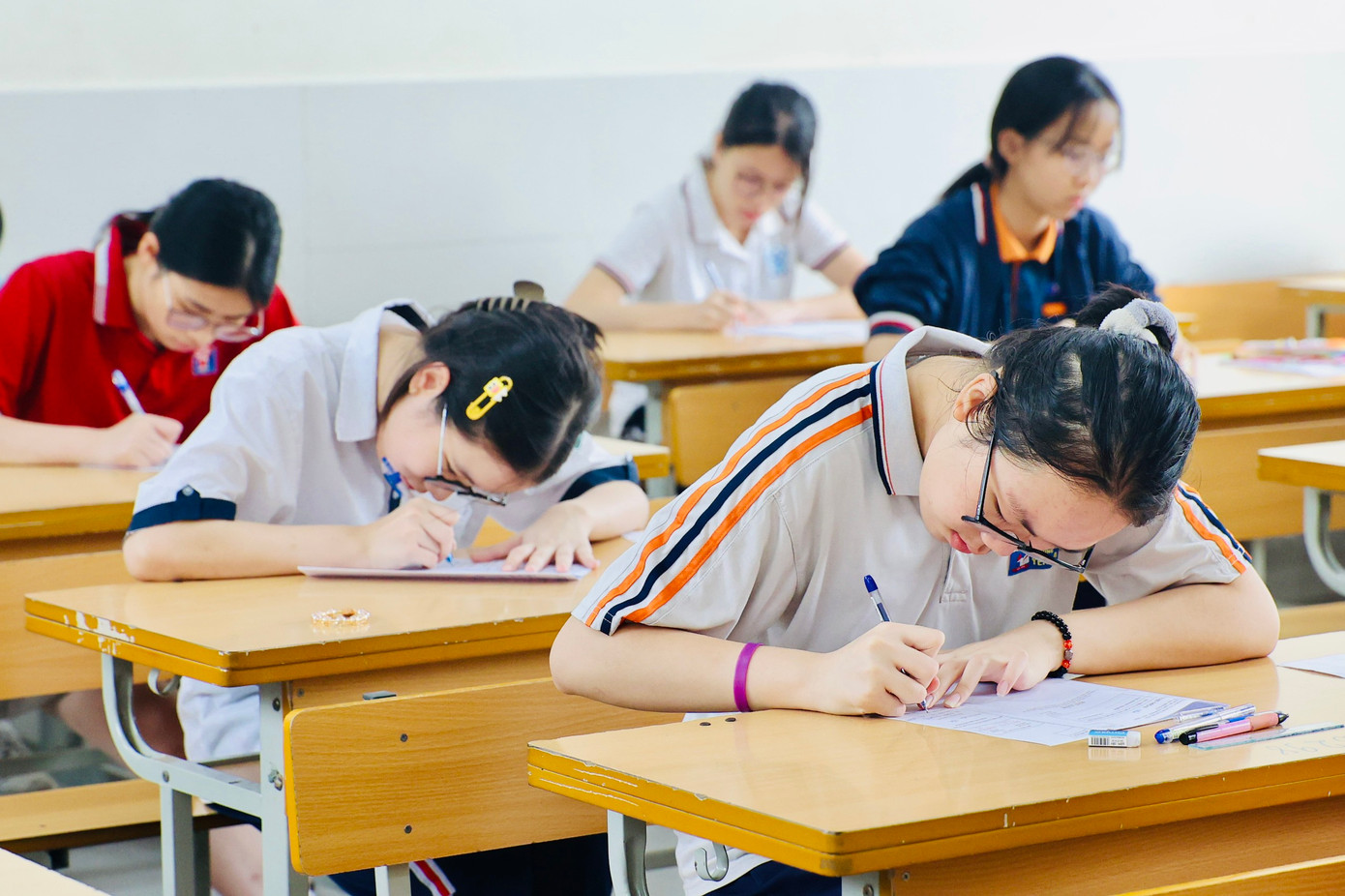 Các thí sinh đã bắt đầu thực hiện bài thi môn thi đầu tiên của kì thi đầy cam go, khốc liệt để giành vé vào lớp 10 THPT công lập. Các thí sinh đã bắt đầu thực hiện bài thi môn thi đầu tiên của kì thi đầy cam go, khốc liệt để giành vé vào lớp 10 THPT công lập.