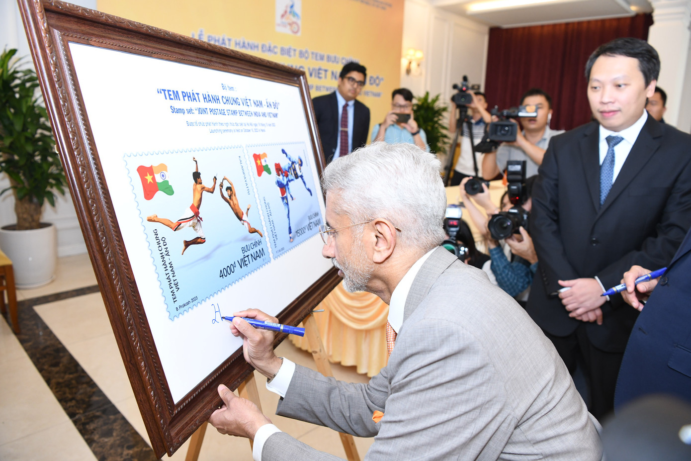 Bộ trưởng Ngoại giao Ấn Độ Subhrahmanyam Jaishankar ký vào Tem chung Việt Nam - Ấn Độ. Bộ trưởng Ngoại giao Ấn Độ Subhrahmanyam Jaishankar ký vào Tem chung Việt Nam - Ấn Độ.