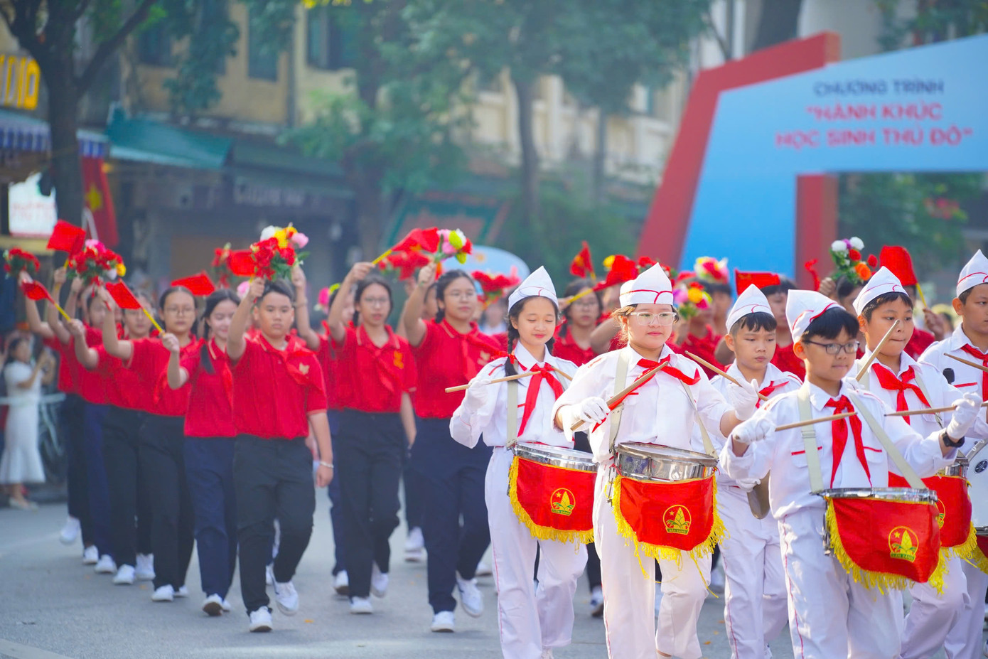 Học sinh Thủ đô náo hức cờ hoa xuống phố thu hút sự chú ý người dân.