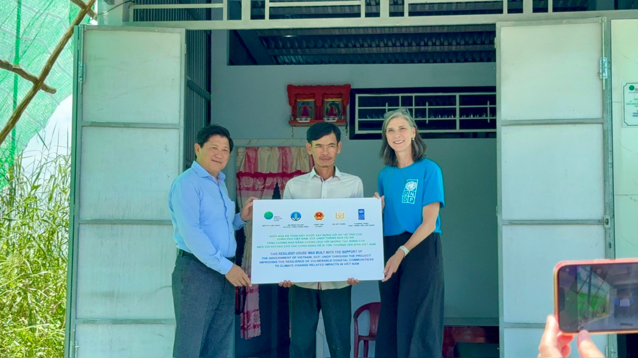 Ông Lê Văn Sử, Phó Chủ tịch UBND tỉnh Cà Mau và bà Ramla Khalidi, Trưởng đại diện UNDP tại Việt Nam trao tặng nhà an toàn cho một hộ dân.