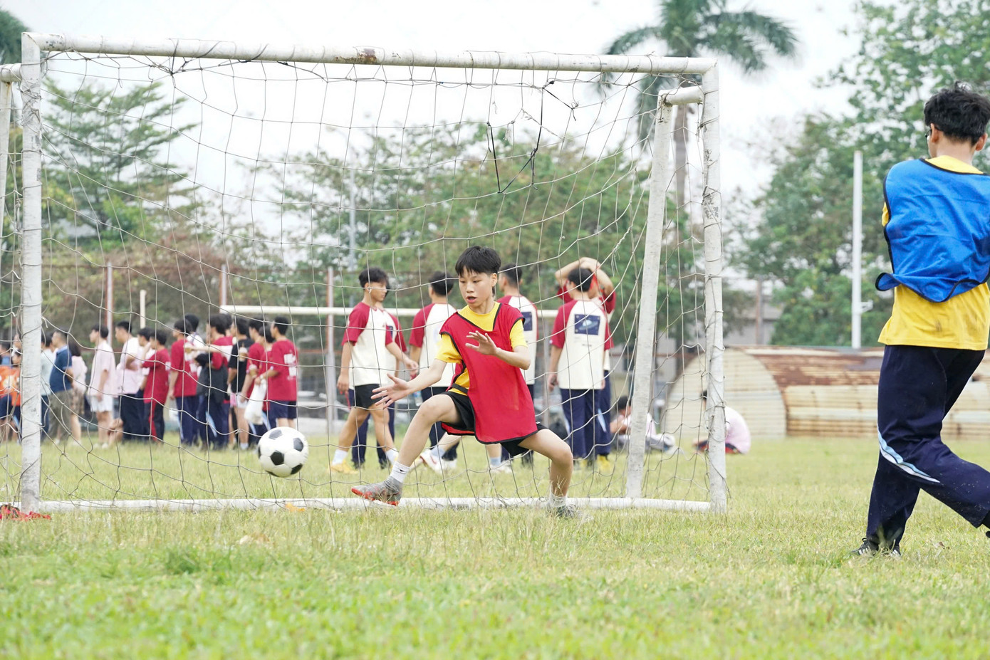 Học sinh trong hoạt động bóng đá. Học sinh trong hoạt động bóng đá.