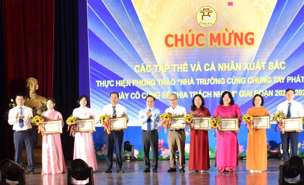 Sở GD&amp;ĐT Hà Nội đã tuyên dương các nhà trường, thầy cô giáo xuất sắc thực hiện phong trào.