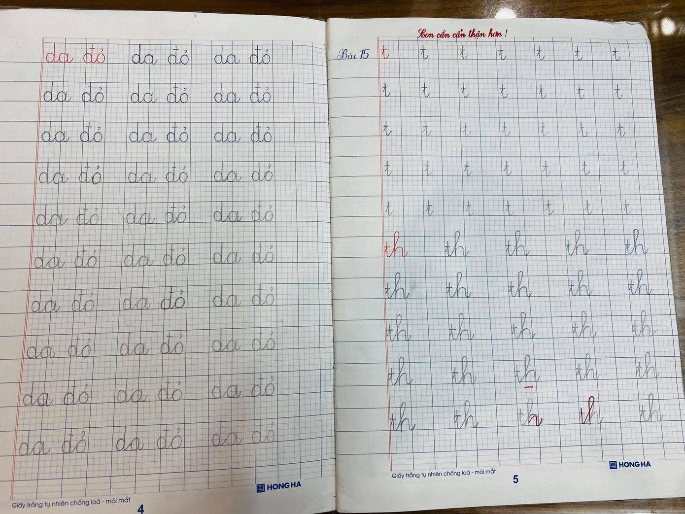 Một bài tập viết của học sinh lớp 1 được ô giáo chữa từng nét chữ và có nhận xét. Một bài tập viết của học sinh lớp 1 được ô giáo chữa từng nét chữ và có nhận xét.