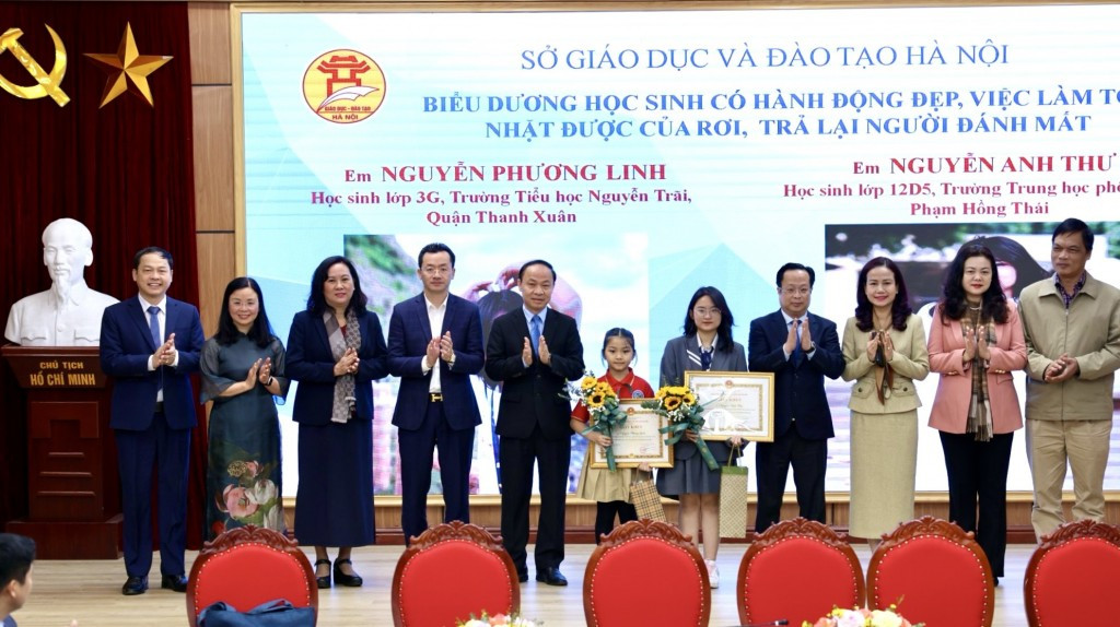 Hai học sinh của Hà Nội có hành động đẹp, nhặt được của rơi trả lại người đánh mất đã được Giám đốc Sở GD&amp;ĐT Hà Nội tuyên dương, ngày 11/3.