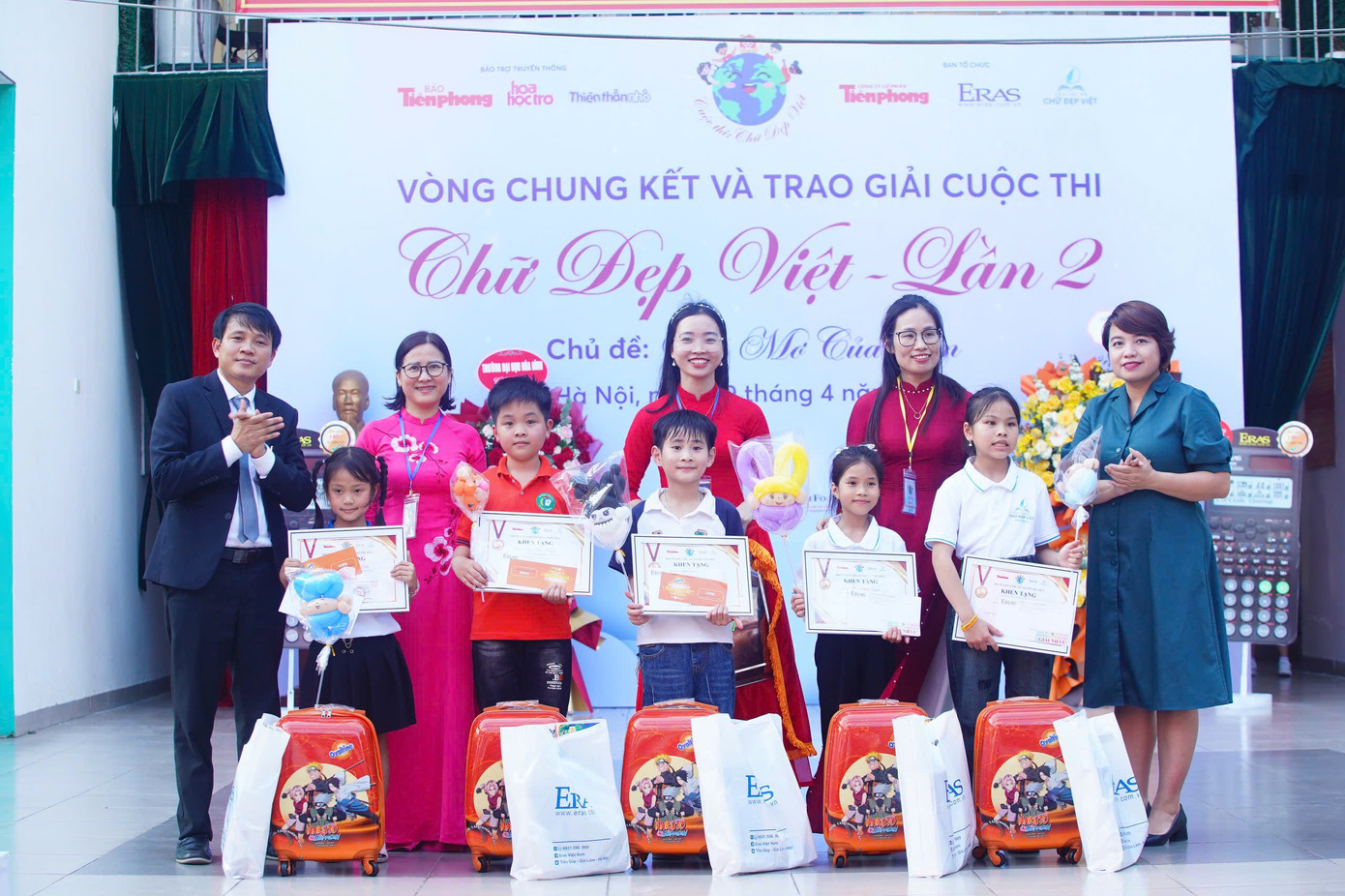 5 thí sinh đến từ các trường tiểu học nhận giải Nhất cuộc thi năm nay. 5 thí sinh đến từ các trường tiểu học nhận giải Nhất cuộc thi năm nay.