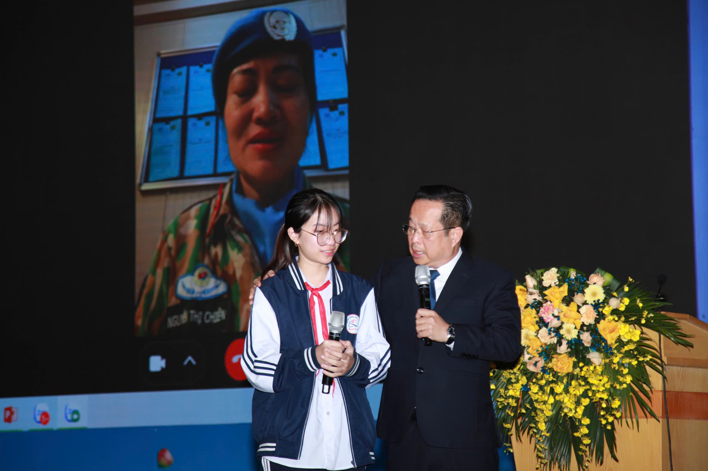 Bùi Bảo Ngọc, lớp 7A2 Trường THCS Sơn Lộc, Sơn Tây (Hà Nội) được lãnh đạo Sở GD&ĐT Hà Nội động viên trong chương trình “Tết sum vầy”. Bùi Bảo Ngọc, lớp 7A2 Trường THCS Sơn Lộc, Sơn Tây (Hà Nội) được lãnh đạo Sở GD&ĐT Hà Nội động viên trong chương trình “Tết sum vầy”.