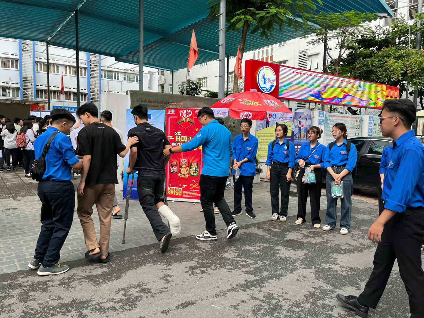 Thí sinh gãy chân được hỗ trợ đưa vào phòng thi.