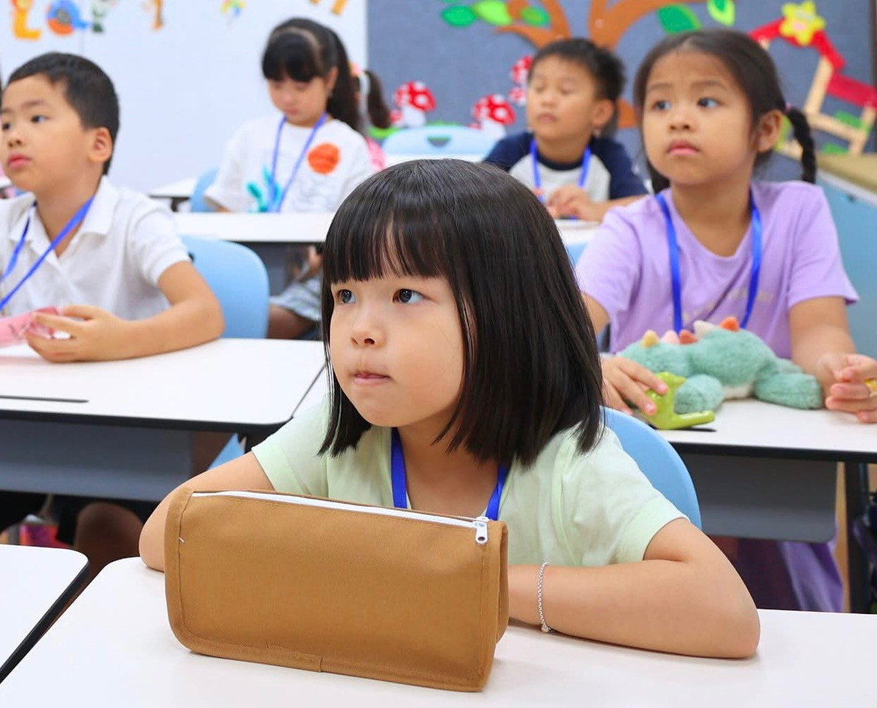 Hà Nội đặt mục tiêu nâng cao chất lượng dạy học tiếng Anh trong các nhà trường, nhất là trường vùng khó khăn. Hà Nội đặt mục tiêu nâng cao chất lượng dạy học tiếng Anh trong các nhà trường, nhất là trường vùng khó khăn.