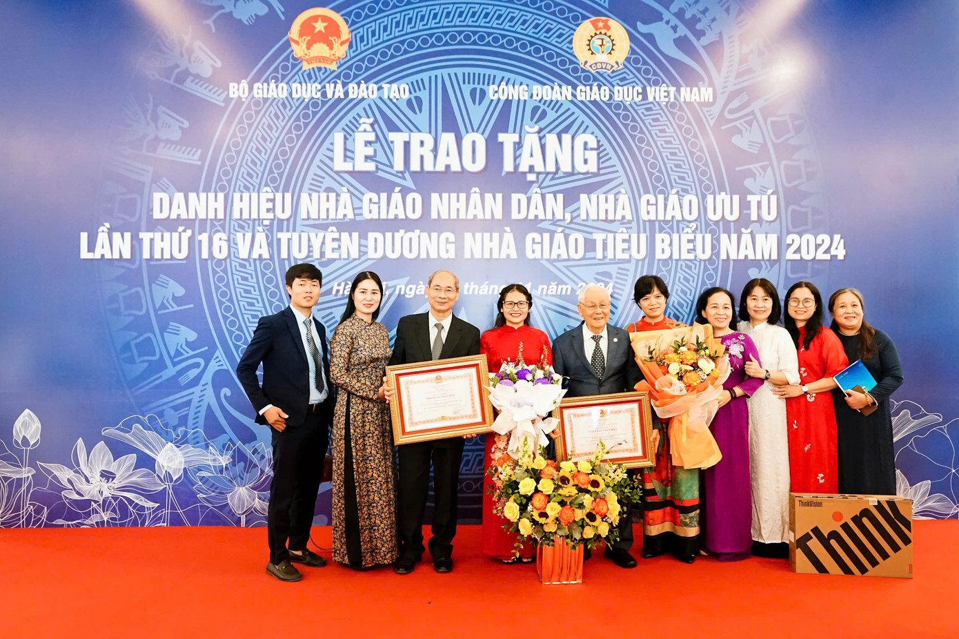 Thầy Vĩnh chụp ảnh cùng các thầy cô giáo trong ngày nhận danh hiệu Nhà giáo Nhân dân.