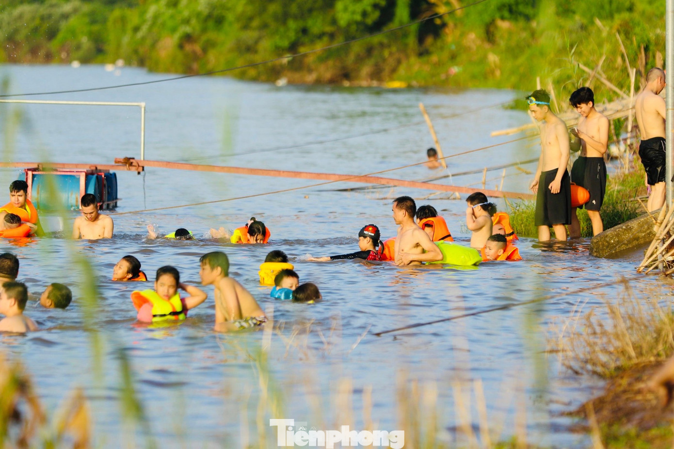 Những ngày nắng nóng, nhiều học sinh rủ nhau đi bơi lội.