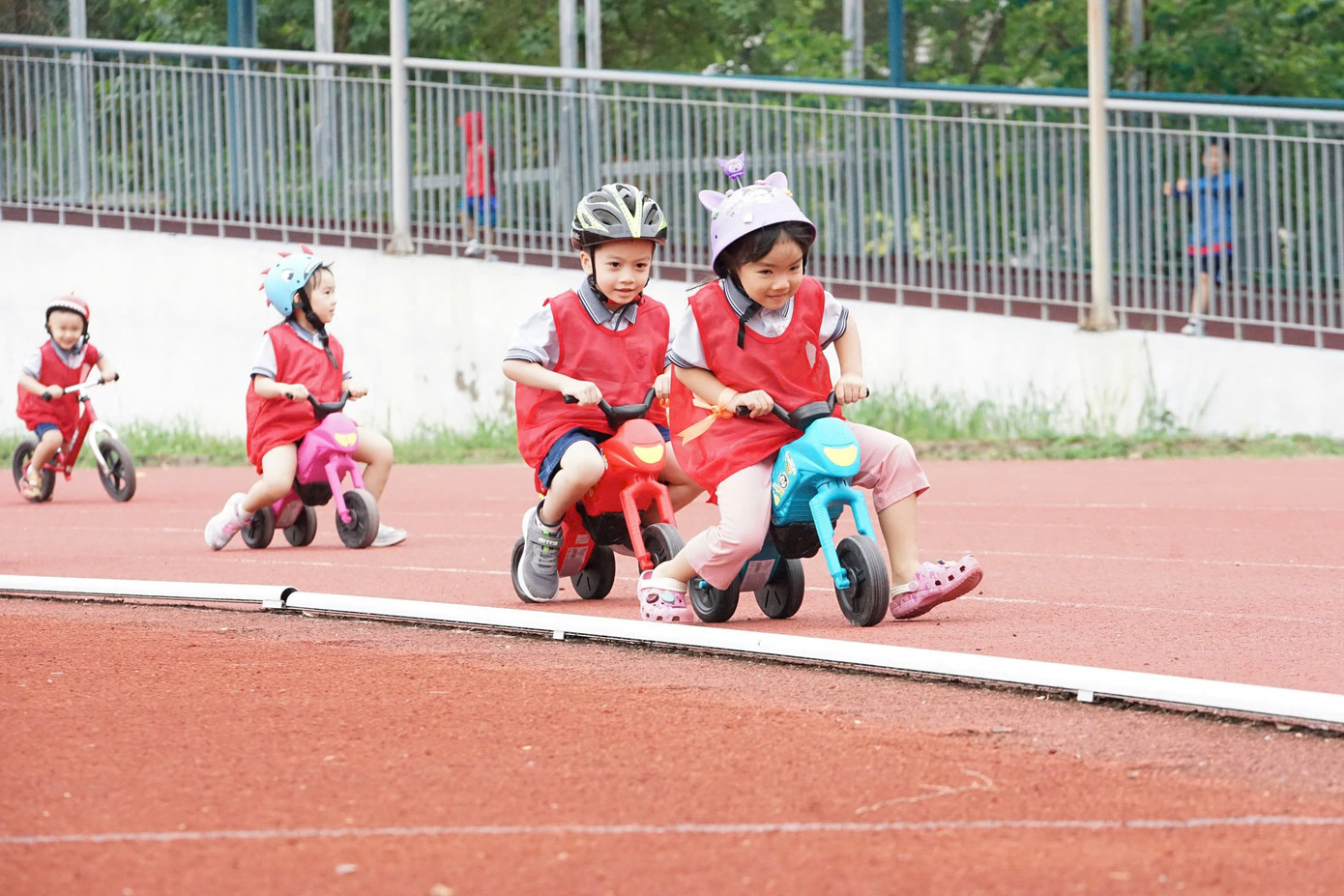 Trẻ mầm non tham gia hoạt động thể thao. Trẻ mầm non tham gia hoạt động thể thao.