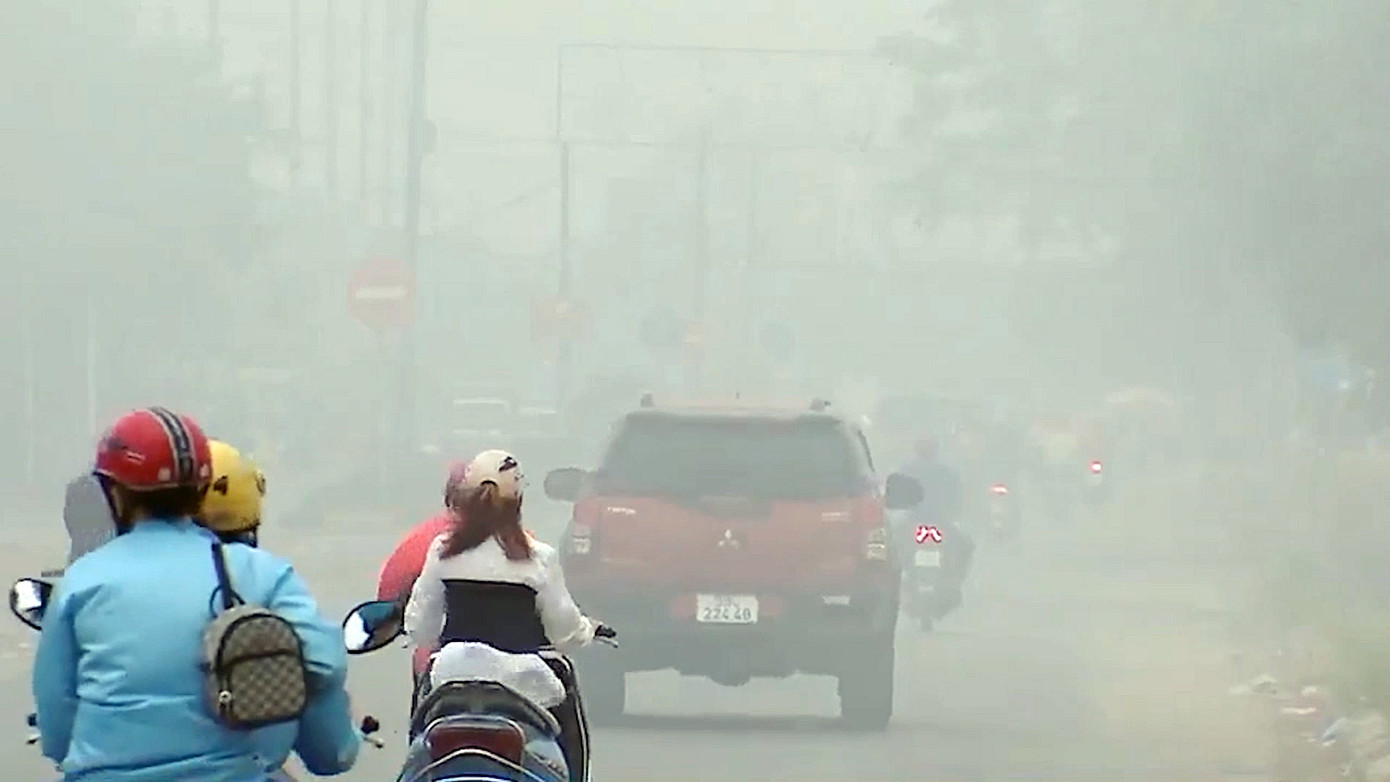 Hà Nội đang trải qua một đợt ô nhiễm không khí nghiêm trọng. Ảnh: Mạnh Thắng.