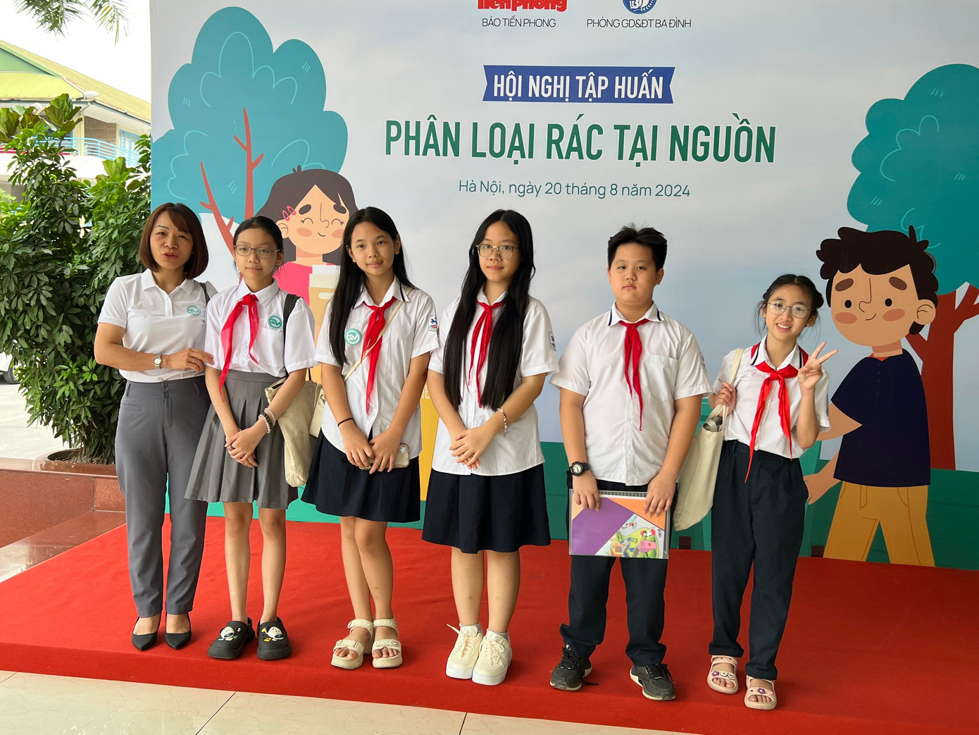 Các em học sinh hào hứng chụp ảnh check in khi tham gia chương trình.