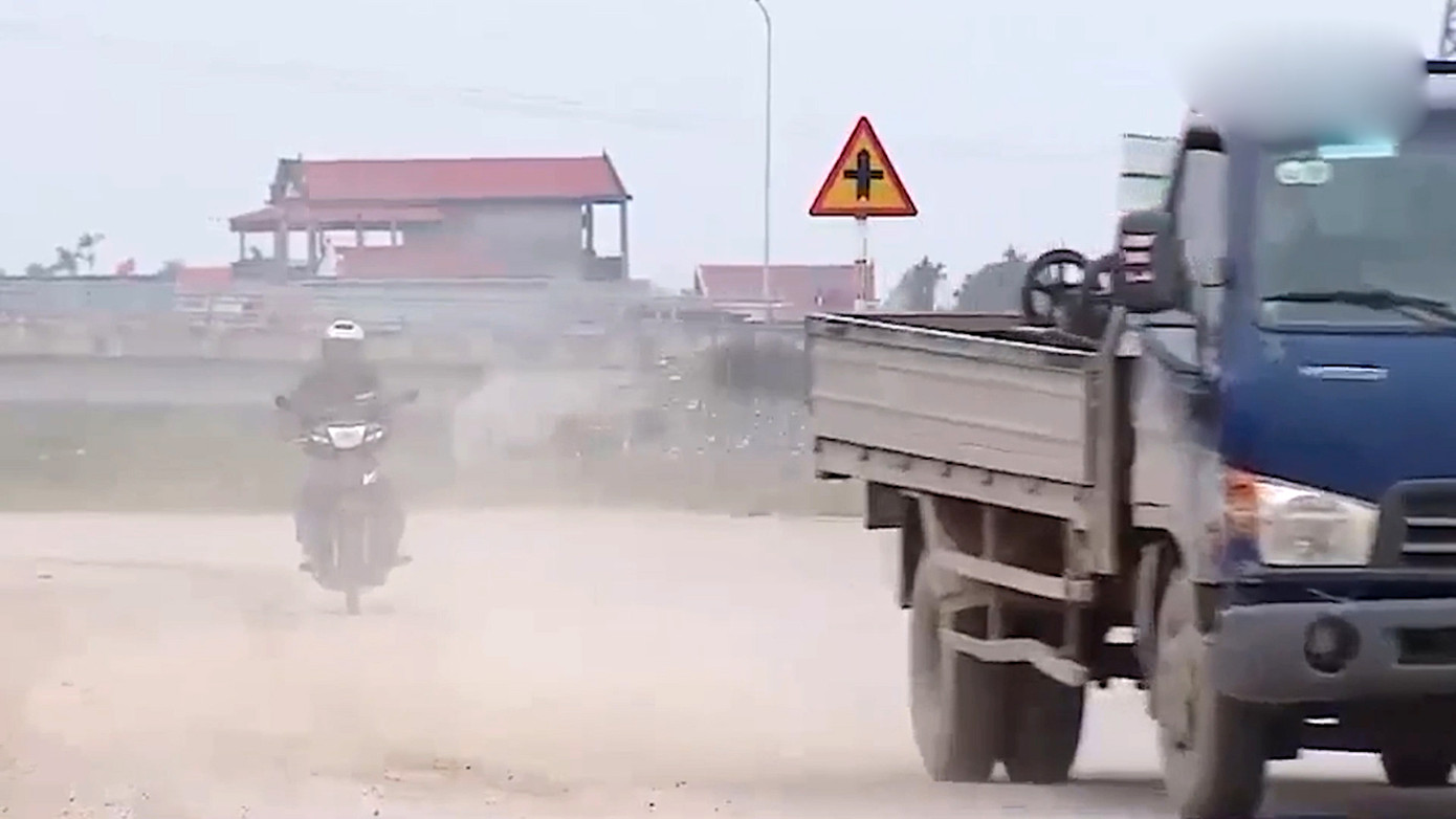 Ô nhiễm không khí nghiêm trọng đang xảy ra ở nhiều địa phương miền Bắc. Ô nhiễm không khí nghiêm trọng đang xảy ra ở nhiều địa phương miền Bắc.