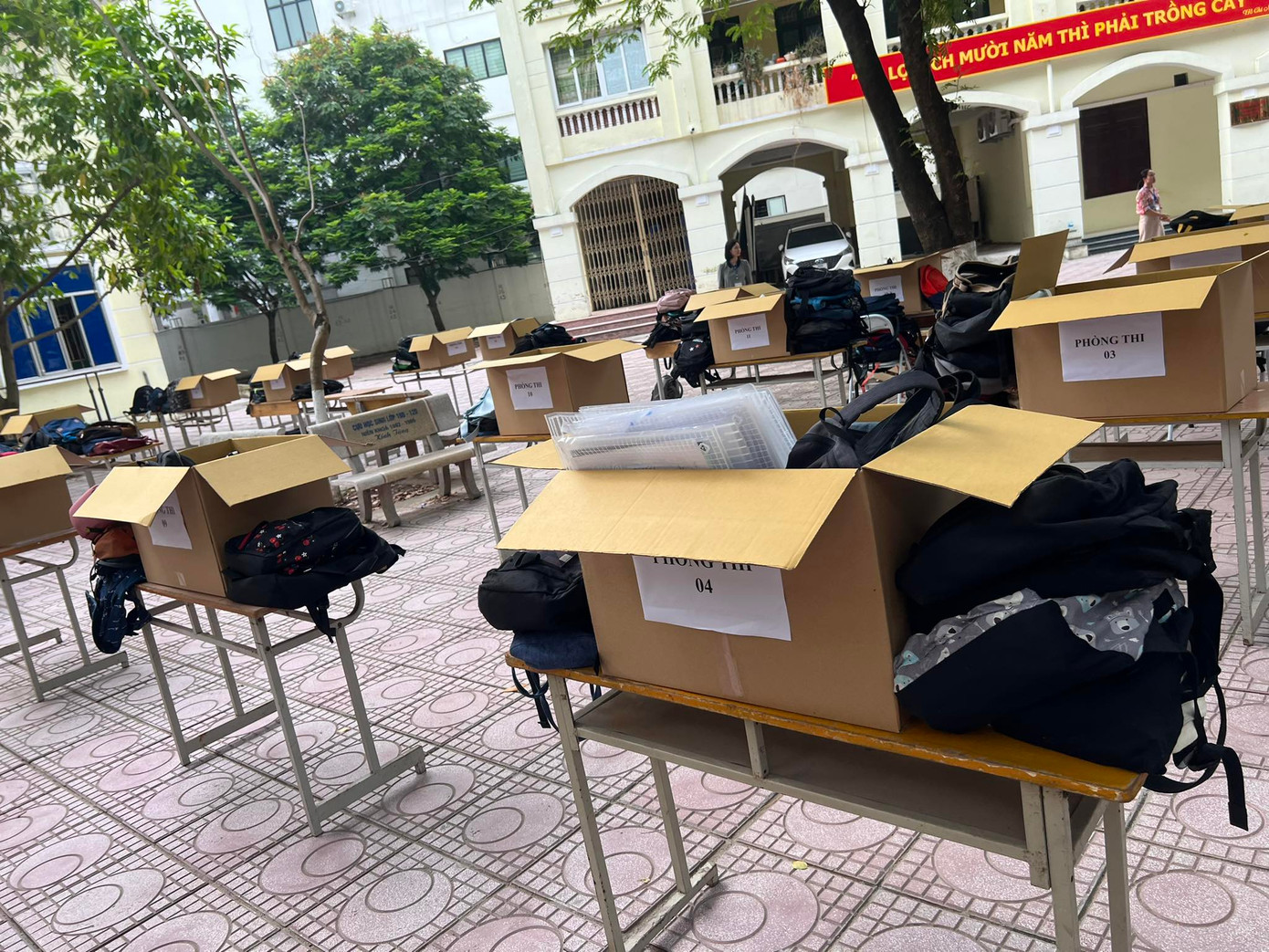 Các điểm thi chuẩn bị khu vực để đồ đạc, tư trang của thí sinh đảm bảo cách xa phòng thi tối thiểu 25 mét nhằm phòng, ngừa gian lận thi.