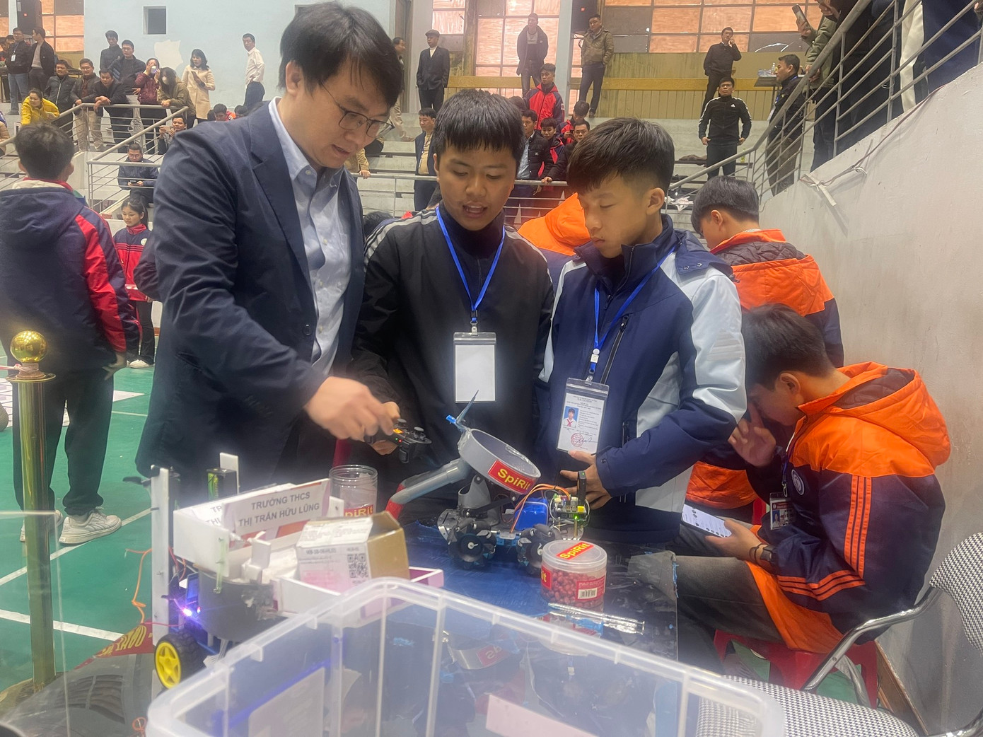 Học sinh tỉnh Lạng Sơn điều khiển robot. Học sinh tỉnh Lạng Sơn điều khiển robot.