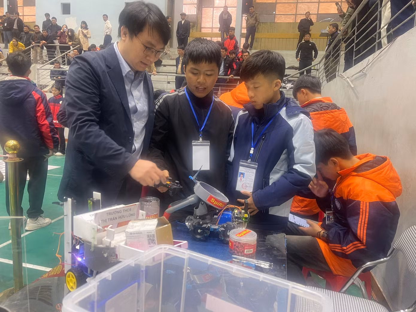 Học sinh tỉnh Lạng Sơn điều khiển robot. Học sinh tỉnh Lạng Sơn điều khiển robot.