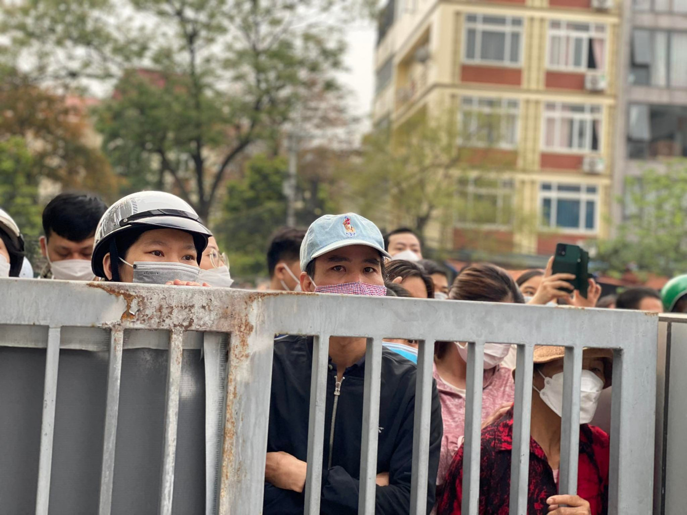 Phụ huynh cũng căng thẳng, áp lực theo con. Phụ huynh cũng căng thẳng, áp lực theo con.