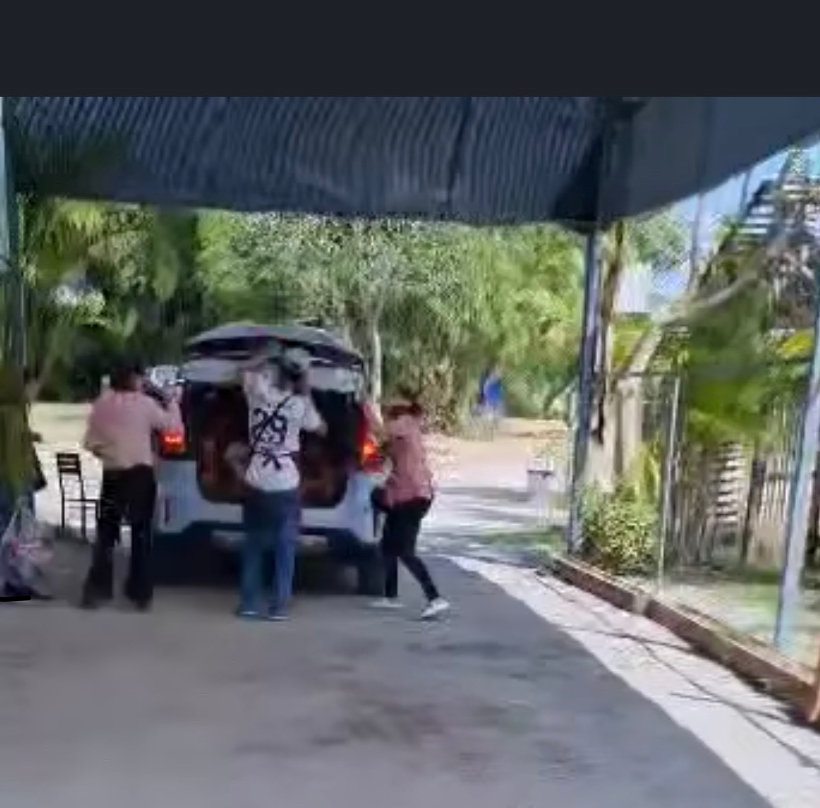 Cơ sở mầm non cho trẻ ngồi cả cốp xe 7 chỗ trong chuyến đi dã ngoại. (ảnh cắt từ video) Cơ sở mầm non cho trẻ ngồi cả cốp xe 7 chỗ trong chuyến đi dã ngoại. (ảnh cắt từ video)