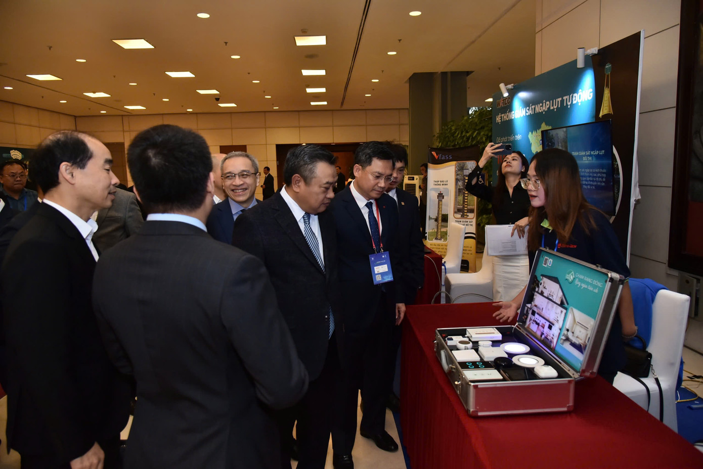 Chủ tịch UBND TP. Hà Nội Trần Sỹ Thanh tham quan mô hình giám sát ngập lụt tự động tại Hội nghị thành phố thông minh Việt Nam - châu Á 2024, diễn ra 2-3/12 tại Hà Nội. Chủ tịch UBND TP. Hà Nội Trần Sỹ Thanh tham quan mô hình giám sát ngập lụt tự động tại Hội nghị thành phố thông minh Việt Nam - châu Á 2024, diễn ra 2-3/12 tại Hà Nội.