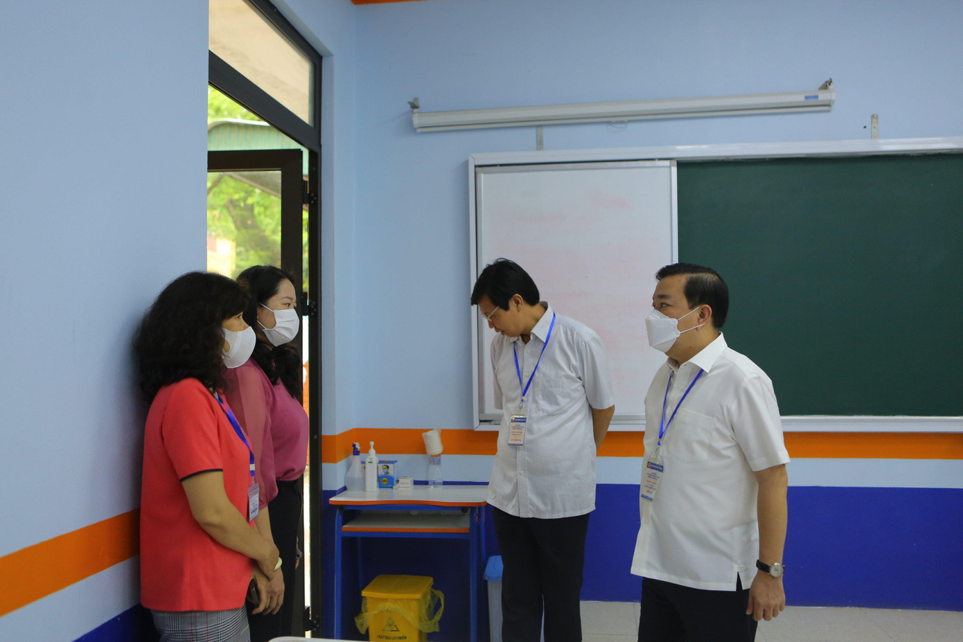 Ông Chử Xuân Dũng đi kiểm tra phòng Y tế. Ông Chử Xuân Dũng đi kiểm tra phòng Y tế.