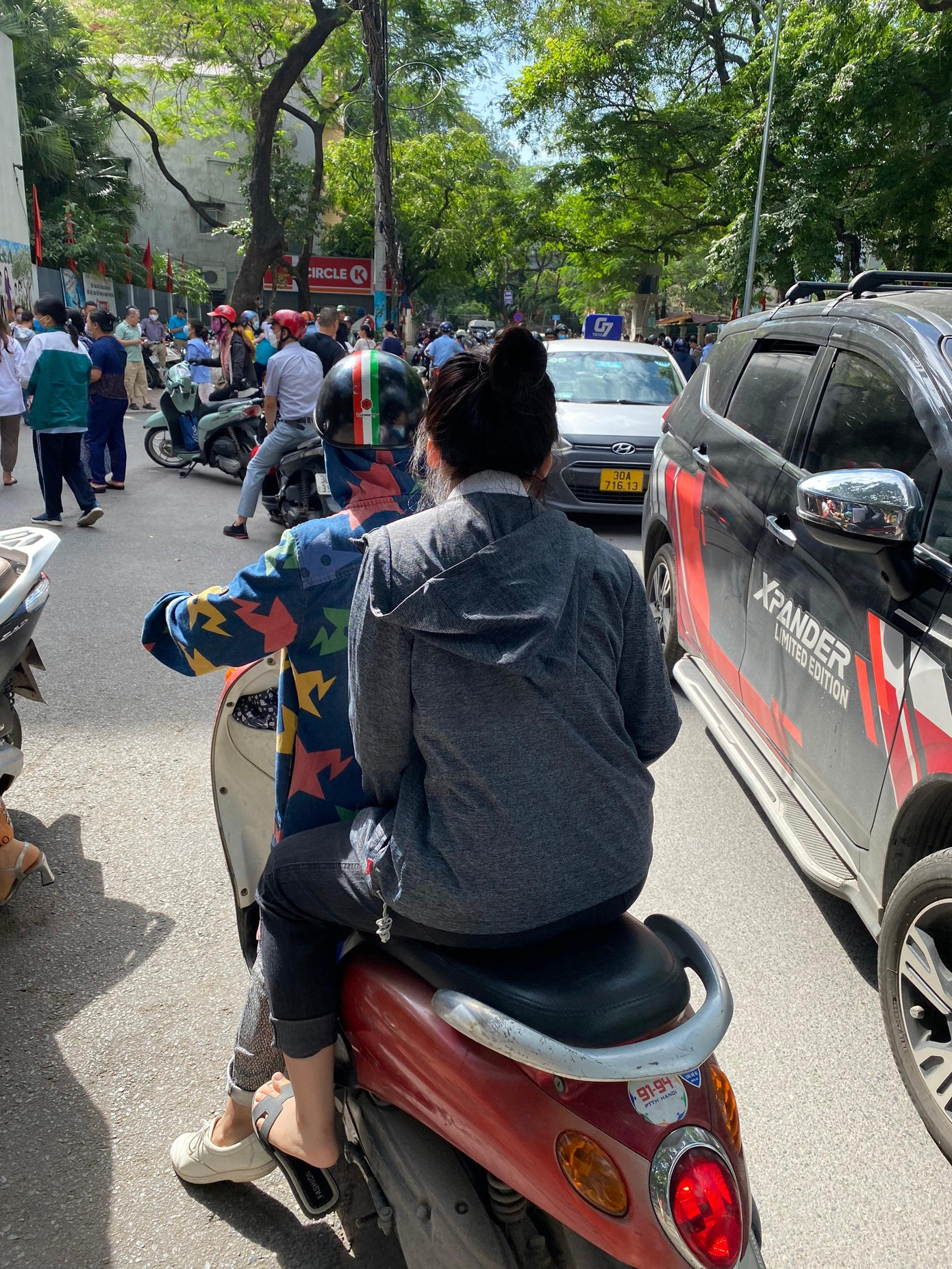 Đại diện Điểm thi THCS Khương Đình, quận Thanh Xuân cho biết, trước đó, học sinh đều được nhắc nhở, quán triệt chấp hành nghiêm quy định tham gia giao thông cũng như phòng chống dịch COVID-19. (ảnh: Hà Linh) Đại diện Điểm thi THCS Khương Đình, quận Thanh Xuân cho biết, trước đó, học sinh đều được nhắc nhở, quán triệt chấp hành nghiêm quy định tham gia giao thông cũng như phòng chống dịch COVID-19. (ảnh: Hà Linh)