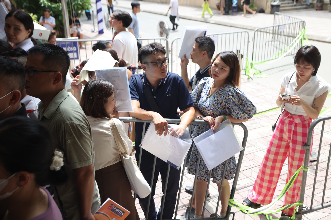 Đến 10 giờ mới vãn dần số lượng phụ huynh. Ảnh: Trọng Tài