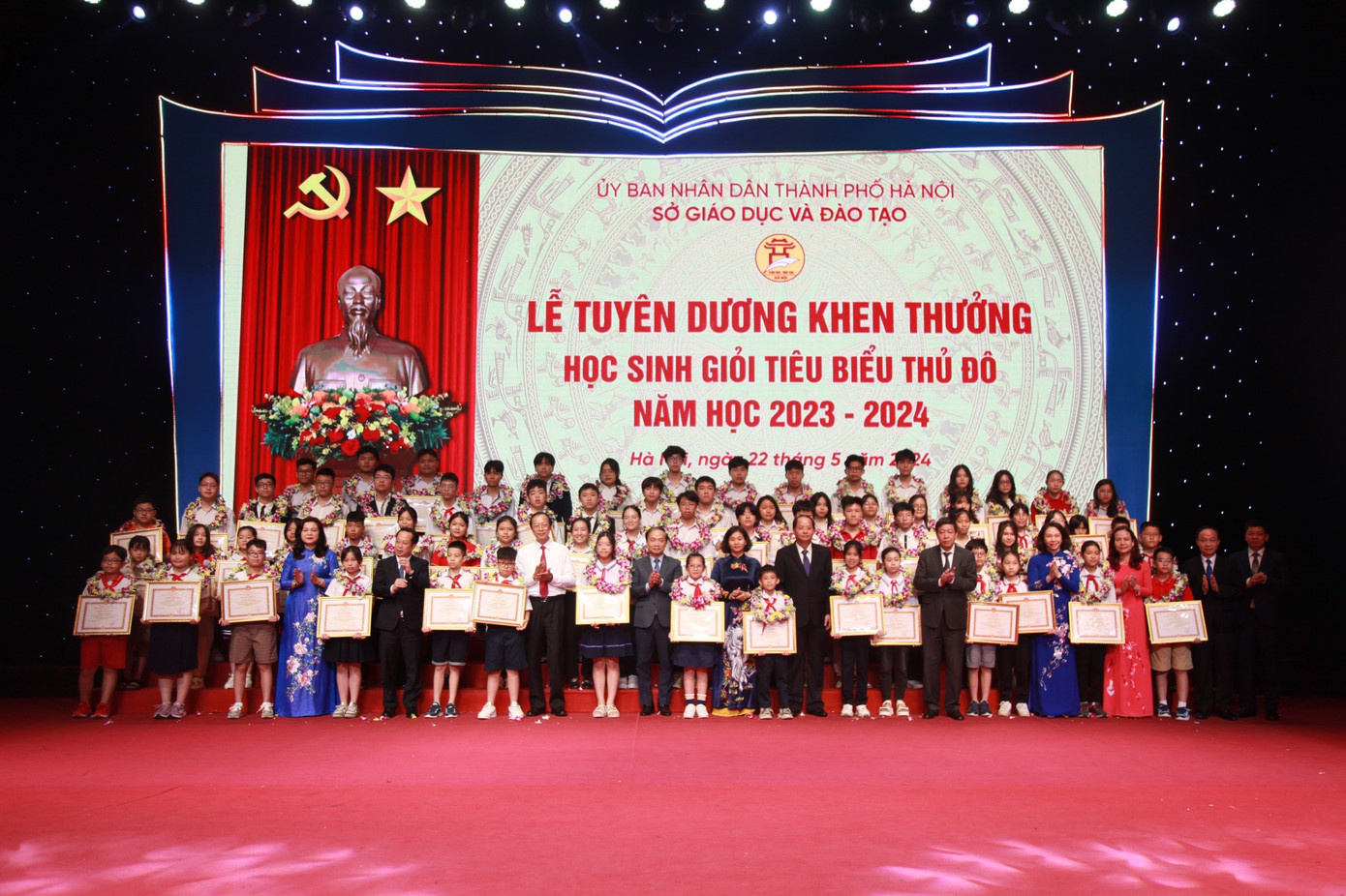 820 học sinh giỏi xuất sắc, học sinh đạt được nhiều thành tích trong học tập, trong các phong trào thi đua, hoạt động ngoại khóa, công tác xã hội, công tác Đoàn, Đội, học sinh nghèo vượt khó... được vinh danh.