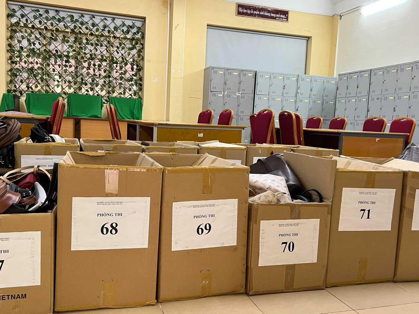 Trước khi vào phòng thi, đồ đạc, tư trang cá nhân của thí sinh được bố trí gửi ở một khu vực riêng biệt.