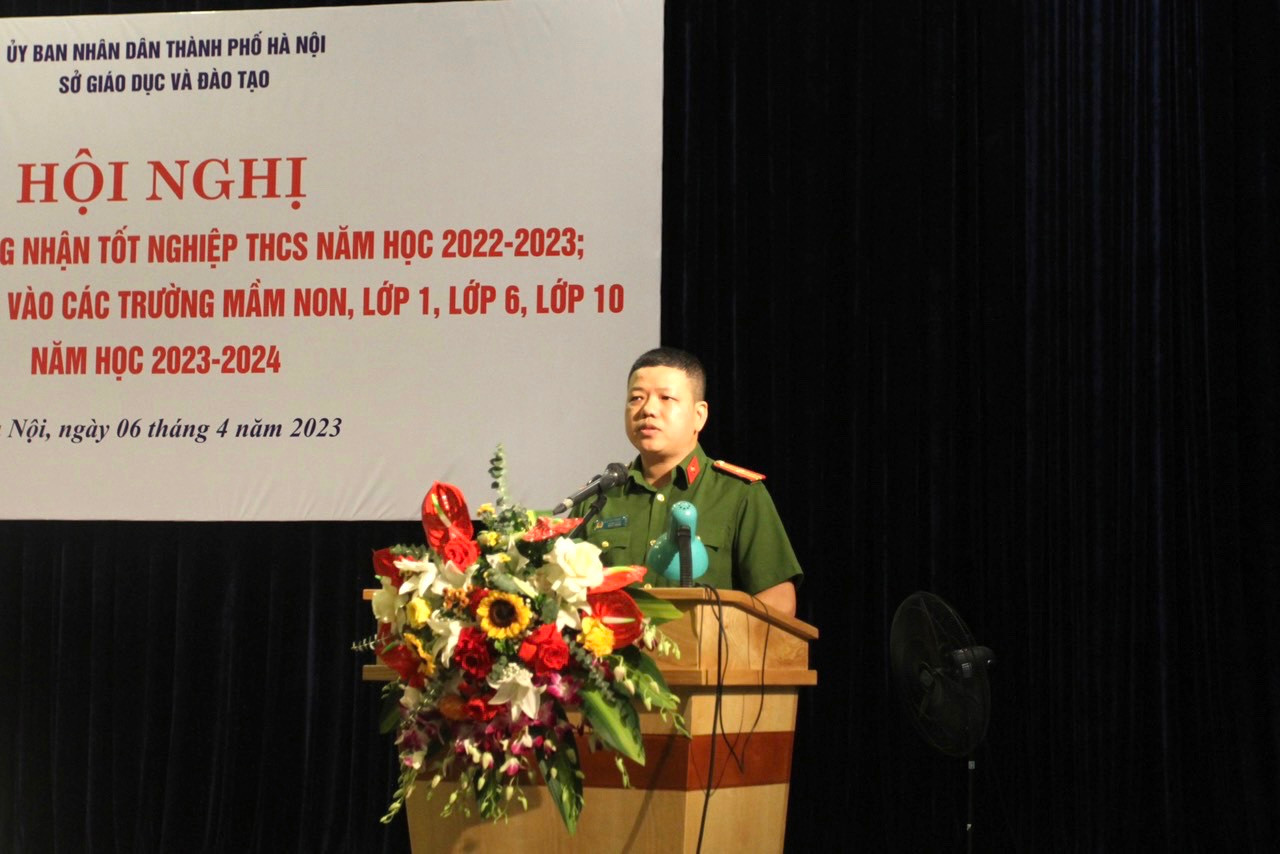 Thiếu tá Nguyễn Thành Lâm, Trưởng phòng Cảnh sát quản lý hành chính về trật tự xã hội, Công an thành phố Hà Nội trao đổi tại hội nghị.