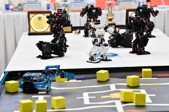 Robot trình diễn tại buổi họp báo của Cuộc thi Vô địch Quốc gia STEM, AI và Robotics 2024 diễn ra hồi tháng 11 năm nay. (ảnh: Trọng Tài) Robot trình diễn tại buổi họp báo của Cuộc thi Vô địch Quốc gia STEM, AI và Robotics 2024 diễn ra hồi tháng 11 năm nay. (ảnh: Trọng Tài)