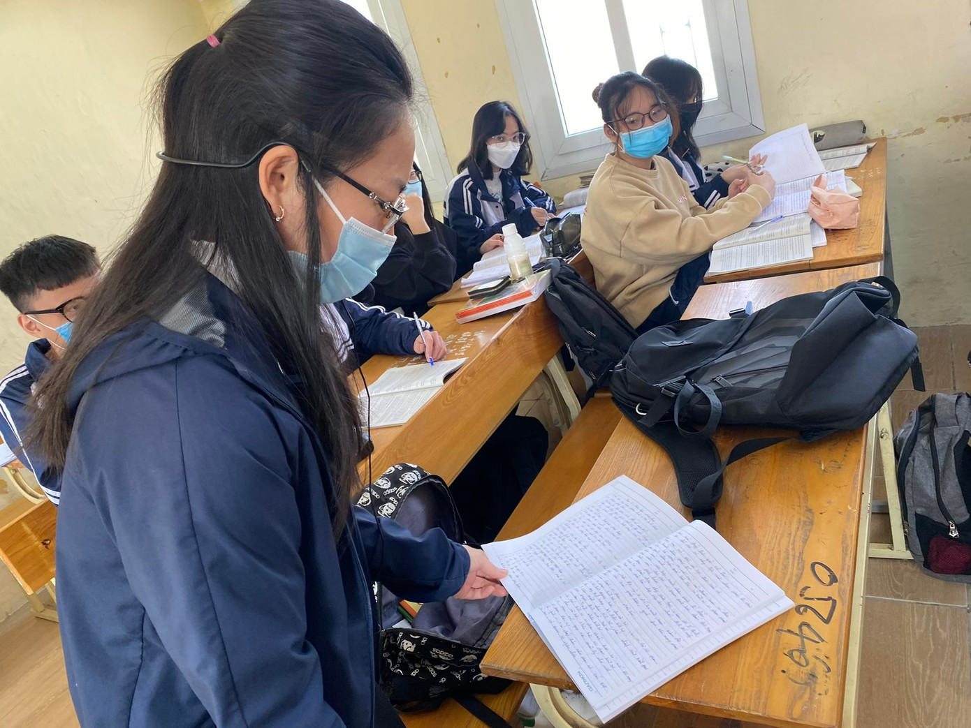 Giáo viên kiểm tra bài trên lớp của học sinh lớp 12 tại Hà Nội. Giáo viên kiểm tra bài trên lớp của học sinh lớp 12 tại Hà Nội.